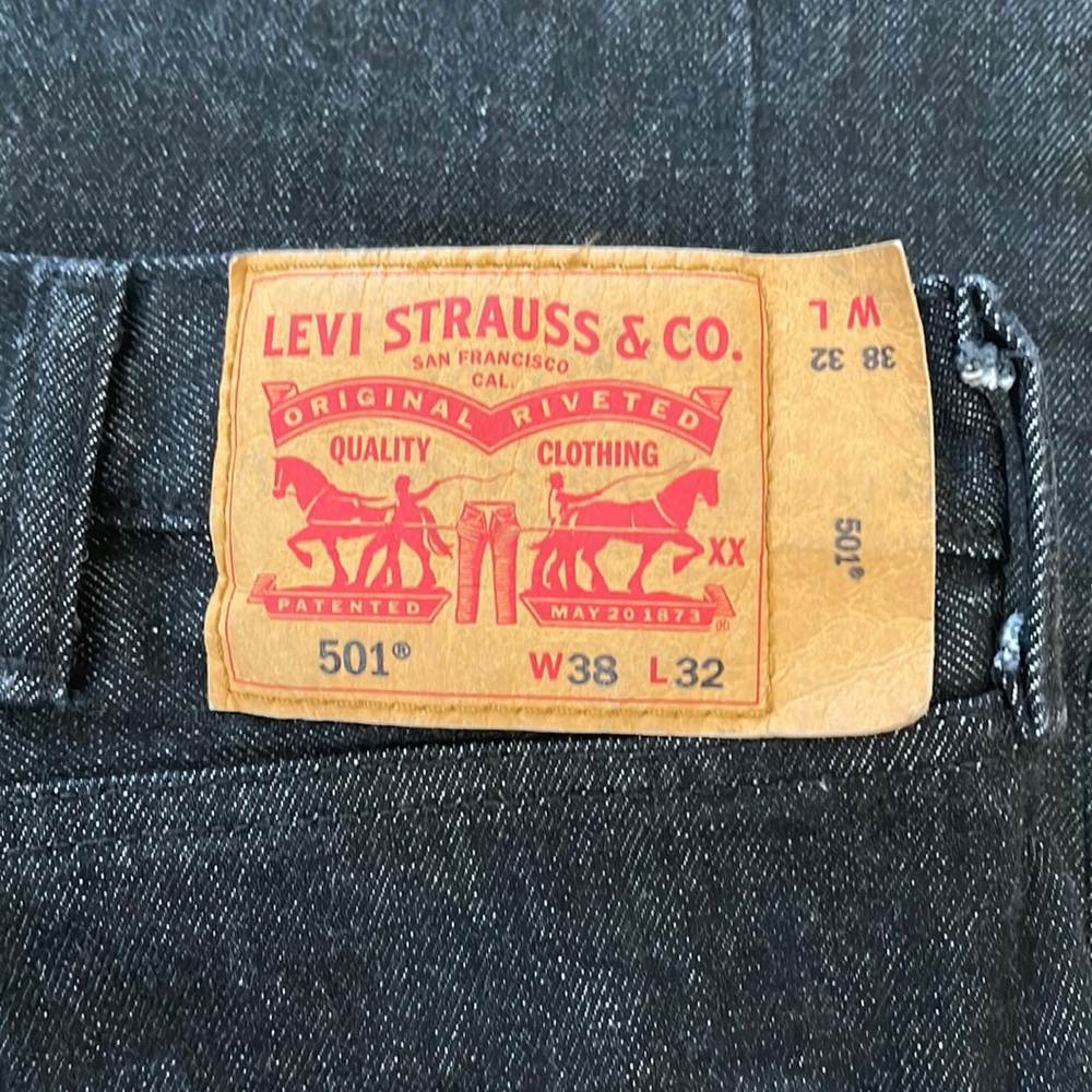 Mens Levi Jeans 38-32 Black. No tags, worn once. Perfect condition.